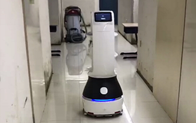 武漢方艙醫(yī)院 智能機(jī)器人助力無(wú)接觸送餐，展現(xiàn)中國(guó)科技抗疫力量